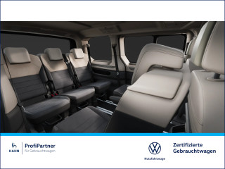 Fahrzeugbild eines Volkswagen T7 Multivan in blau.