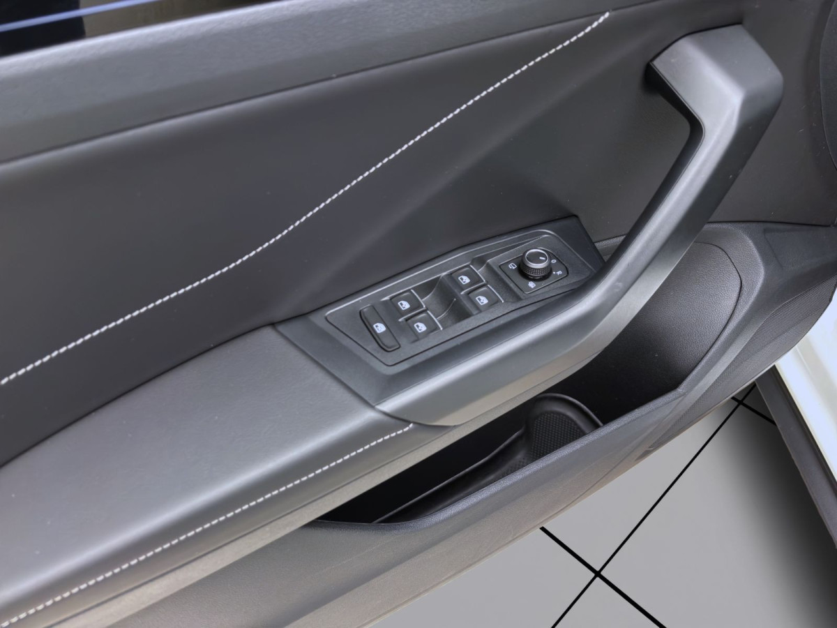 Thumb 9: Volkswagen T-Roc 1.5 TSI DSG R-LINE AHK NAVI KAMERA ACC LED+