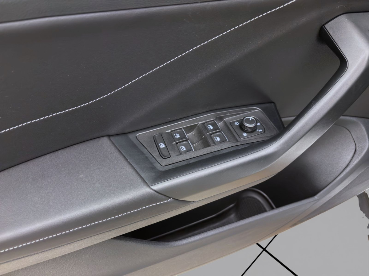 Thumb 9: Volkswagen T-Roc 1.5 TSI DSG R-LINE AHK NAVI KAMERA ACC LED+