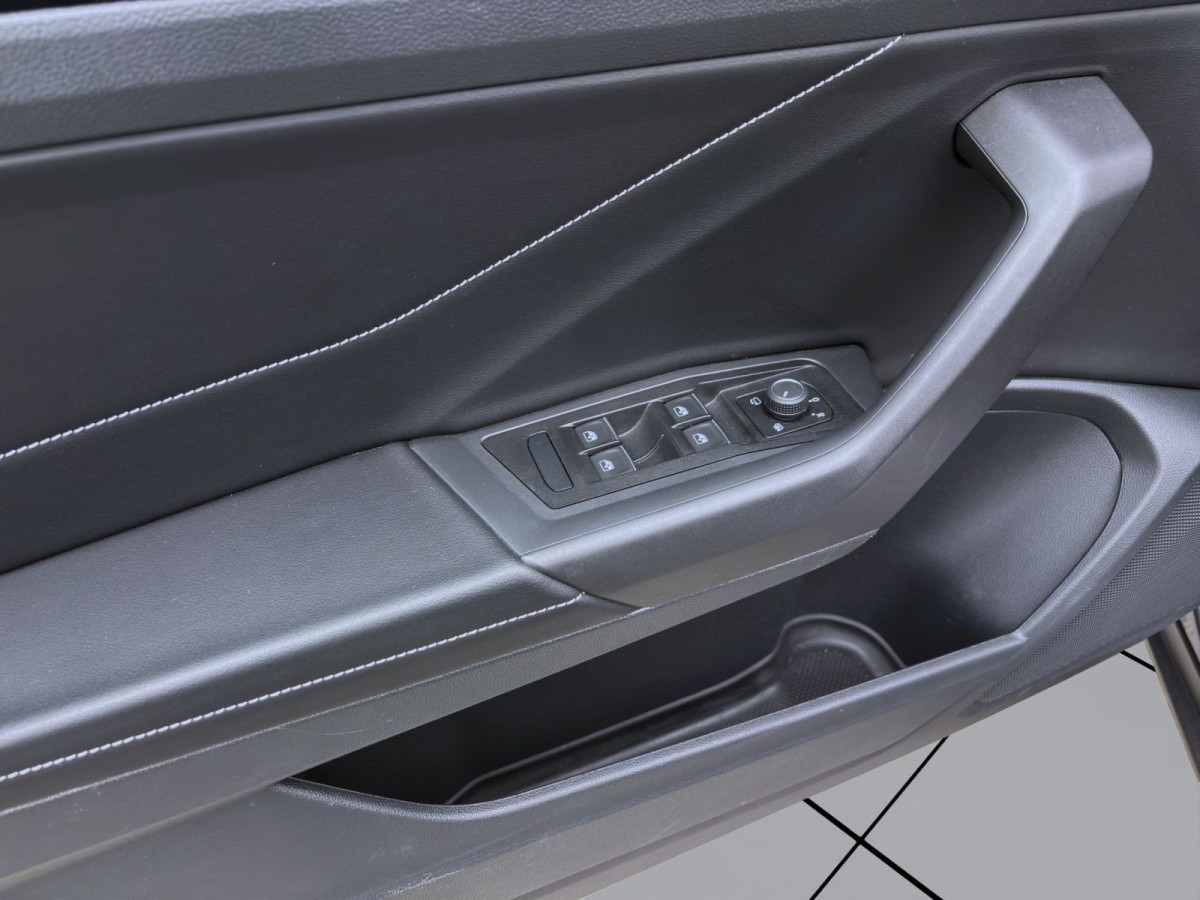 Thumb 9: Volkswagen T-Roc Cabriolet 1.5 TSI DSG R-LINE AHK NAVI SITZHZG PDC