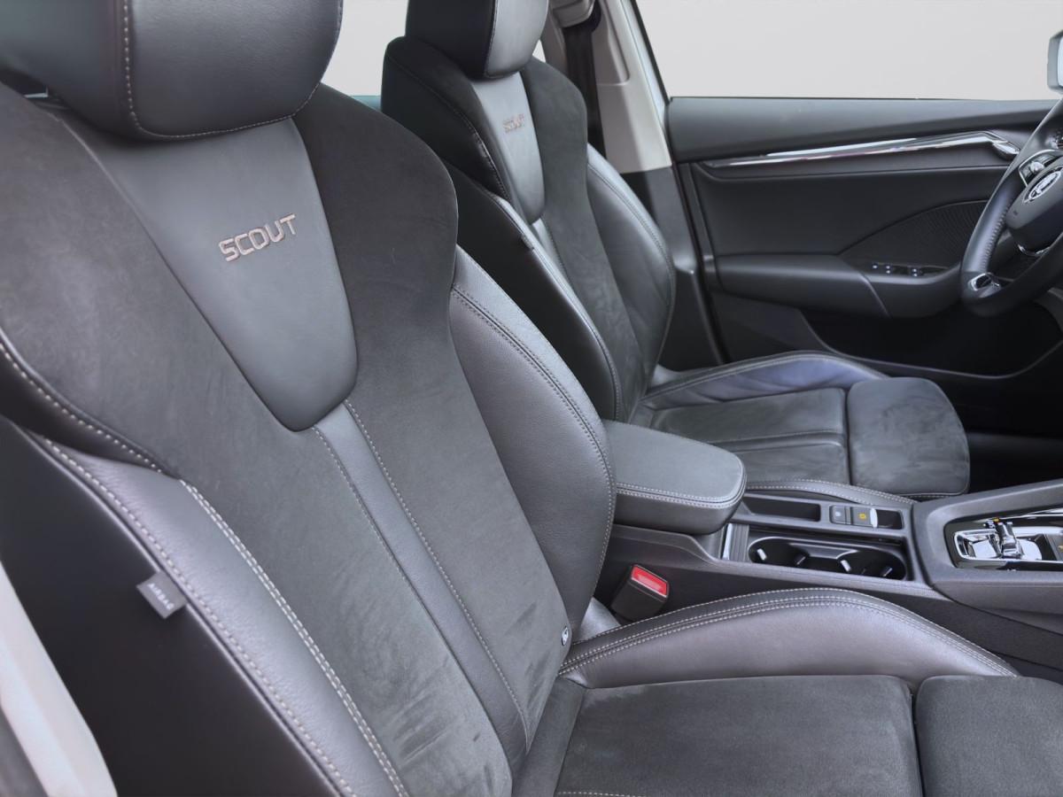 Thumb 15: Škoda Octavia Combi 2.0 TDI DSG 4x4 SCOUT AHK NAVI PDC MATRIX