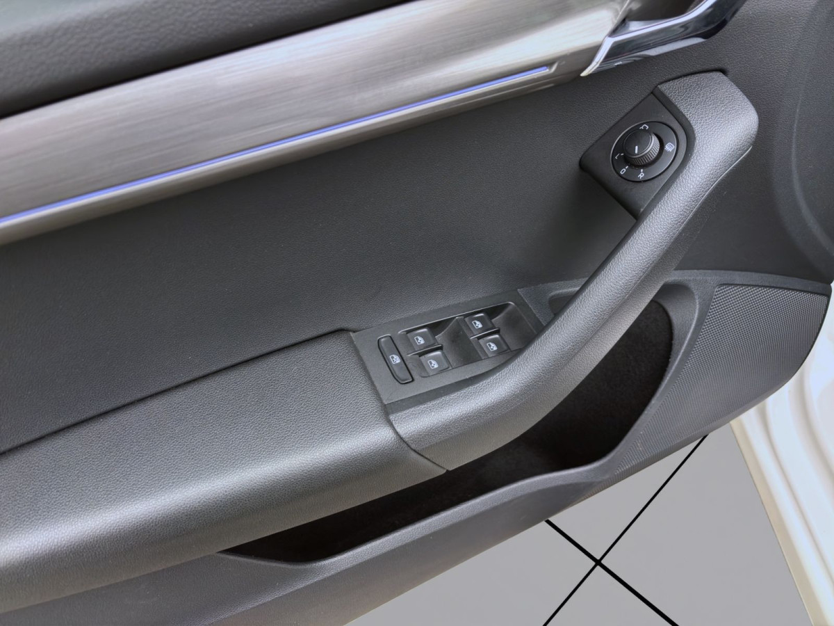 Thumb 9: Škoda Octavia Combi 2.0 TDI DSG STYLE NAVI PDC LED SITZHZG