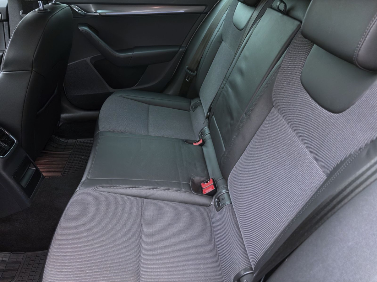 Thumb 14: Škoda Octavia Combi 2.0 TDI DSG STYLE NAVI PDC LED SITZHZG