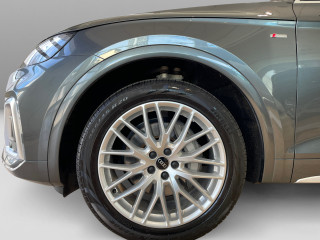 Fahrzeugbild eines Audi Q5 in grau.