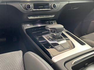 Fahrzeugbild eines Audi Q5 in grau.