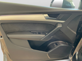 Fahrzeugbild eines Audi Q5 in grau.