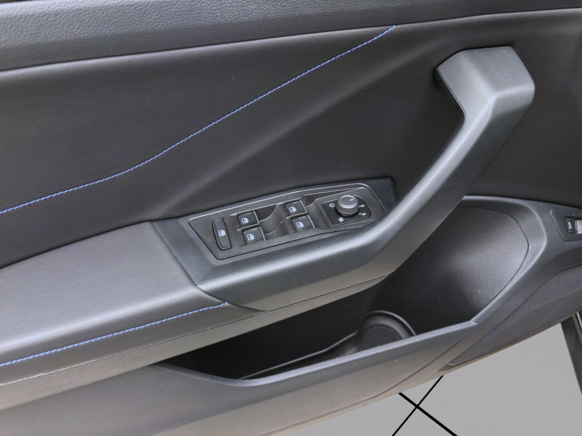 Thumb 9: Volkswagen T-Roc 2.0 TSI DSG 4M R PANO IQ.LIGHT AHK NAVI