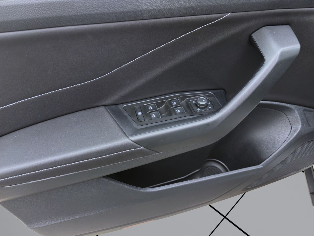 Thumb 9: Volkswagen T-Roc 1.0 TSI R-LINE AHK PDC SHZG KLIMA ACC