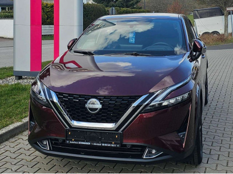 Automodell: Qashqai in der Farbe rot