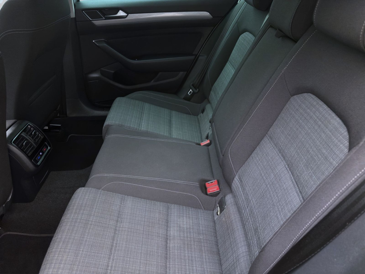 Thumb 14: Volkswagen Passat Variant 2.0 TDI DSG BUSINESS NAVI AHK PDC KLIMA LED