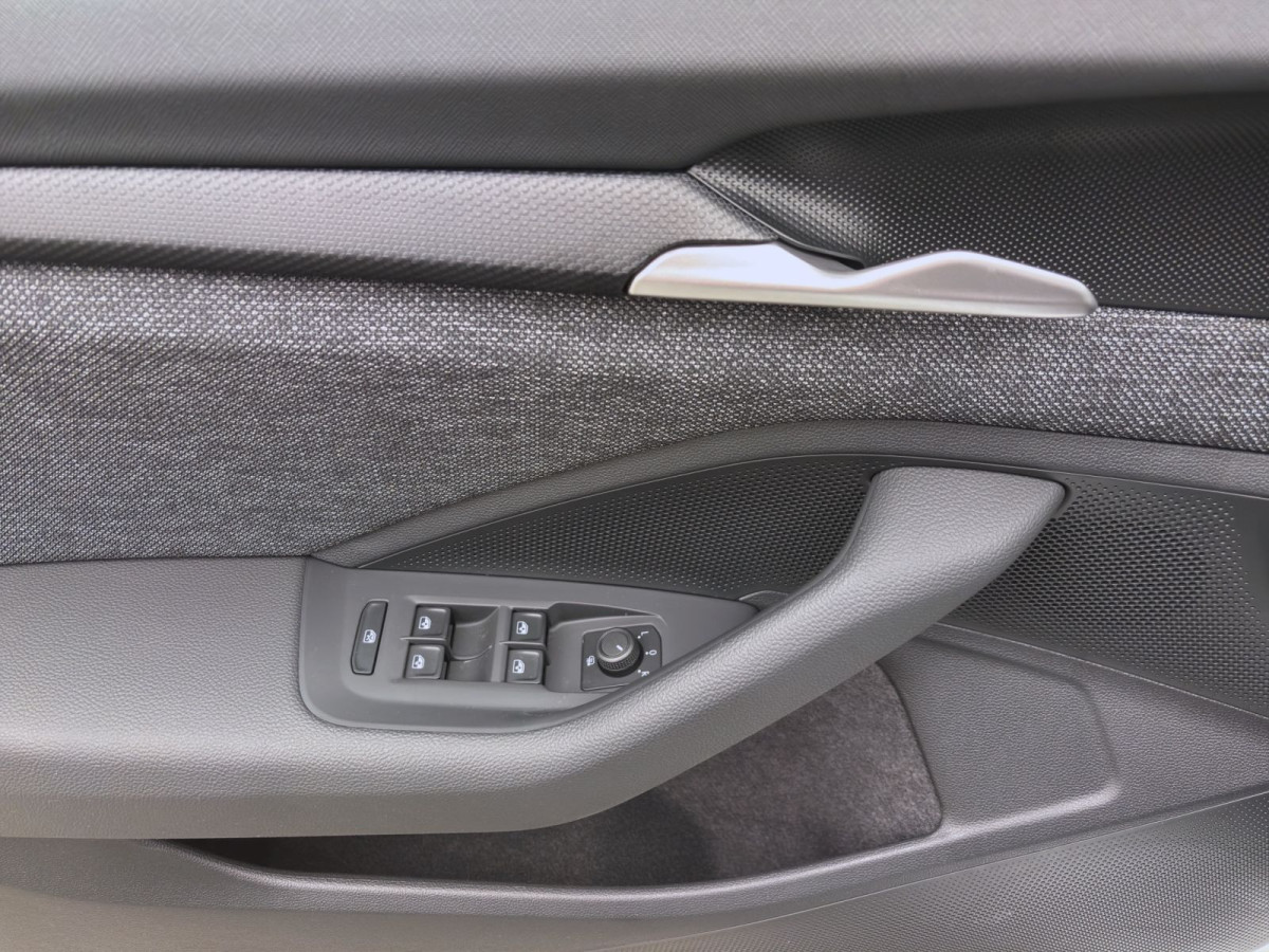 Thumb 9: Škoda Superb Combi 1.5 TSI mHEV DSG ESSENCE NAVI PDC LED SITZHZG