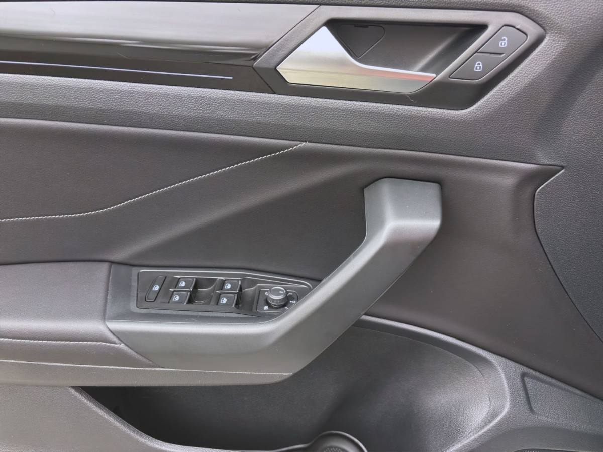 Thumb 9: Volkswagen T-Roc 1.0 TSI R-LINE NAVI PDC SITZHZG LED