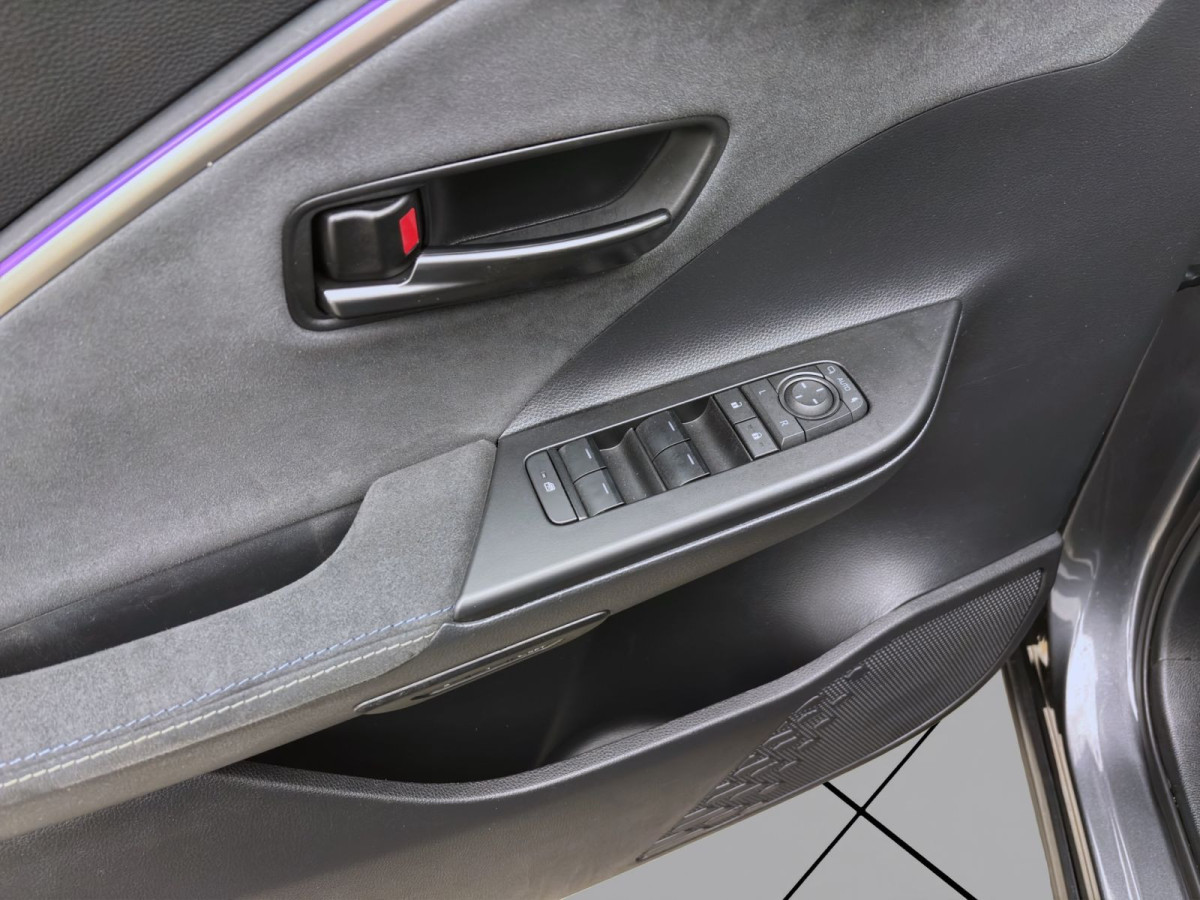 Thumb 8: Toyota C-HR 2.0 VVT-i Hybrid LOUNGE PANO LM19 KLIMA KAMERA