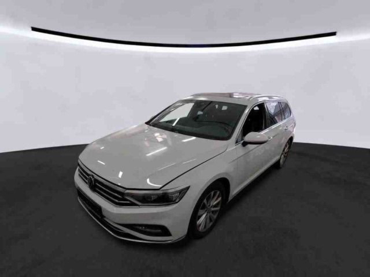 Thumb 0: Volkswagen Passat Variant 2.0 TDI DSG ELEGANCE STDHZG PANO AHK IQ.LIGHT