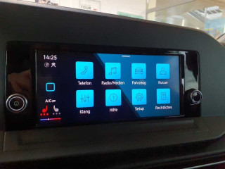 Fahrzeugbild eines Volkswagen Caddy in rot.