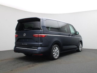 Fahrzeugbild eines Volkswagen T7 Multivan in blau.