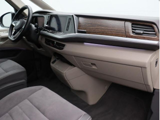 Fahrzeugbild eines Volkswagen T7 Multivan in blau.