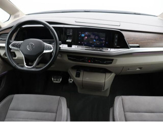 Fahrzeugbild eines Volkswagen T7 Multivan in blau.