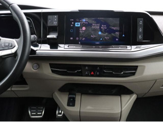 Fahrzeugbild eines Volkswagen T7 Multivan in blau.