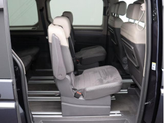 Fahrzeugbild eines Volkswagen T7 Multivan in blau.