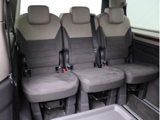 Fahrzeugbild eines Volkswagen T7 Multivan in blau.