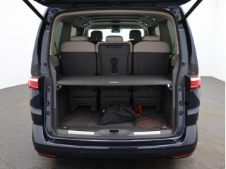 Fahrzeugbild eines Volkswagen T7 Multivan in blau.