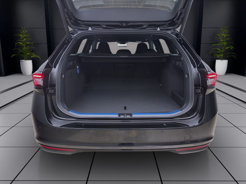 Bild 3: Škoda SUPERB COMBI iV SPORTLINE NAV KAM DCC 19" MATRIX SPURWECHSEL