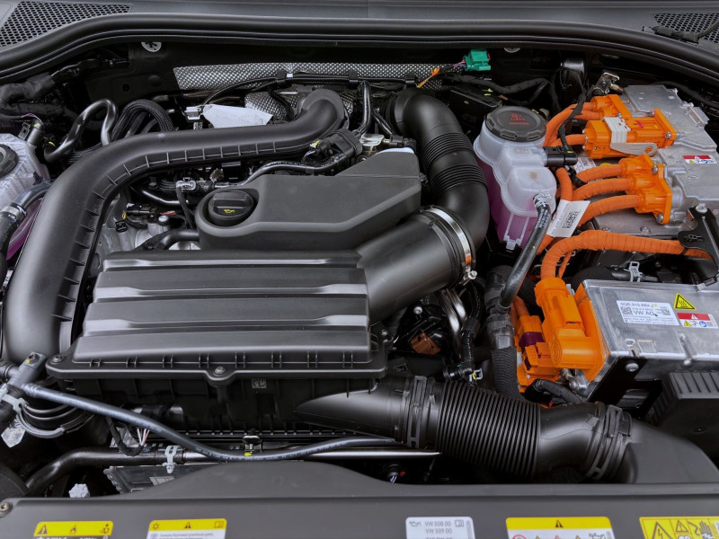 Bild 17: Škoda SUPERB COMBI iV SPORTLINE NAV KAM DCC 19" MATRIX SPURWECHSEL