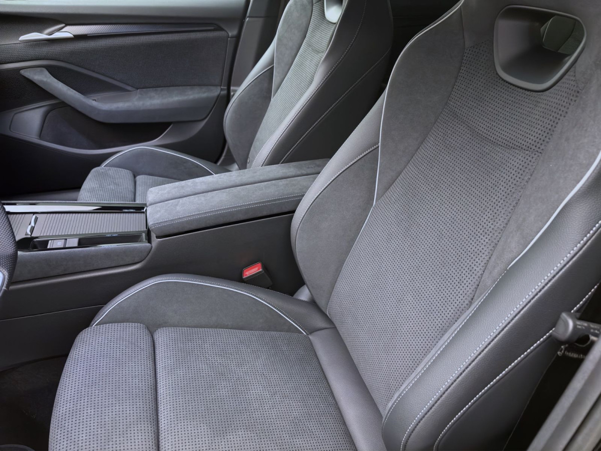 Thumb 8: Škoda SUPERB COMBI iV SPORTLINE NAV KAM DCC 19" MATRIX SPURWECHSEL