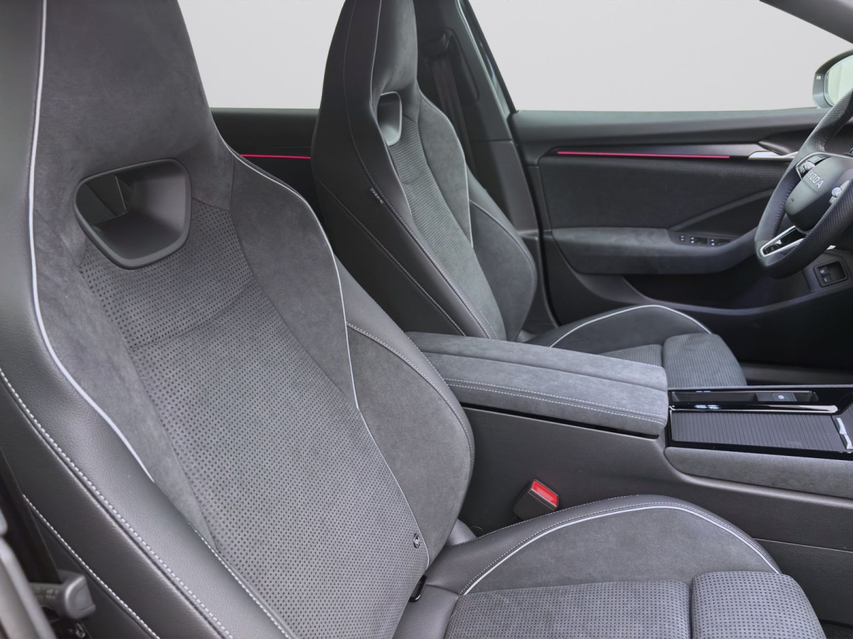 Thumb 15: Škoda SUPERB COMBI iV SPORTLINE NAV KAM DCC 19" MATRIX SPURWECHSEL