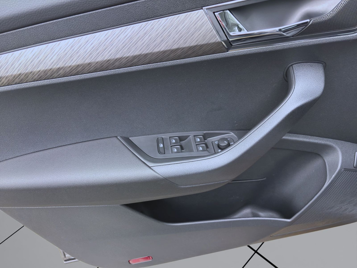 Thumb 9: Škoda KAROQ TOUR AHK PANO STANDH NAV KAM pACC ASSISTENZ+