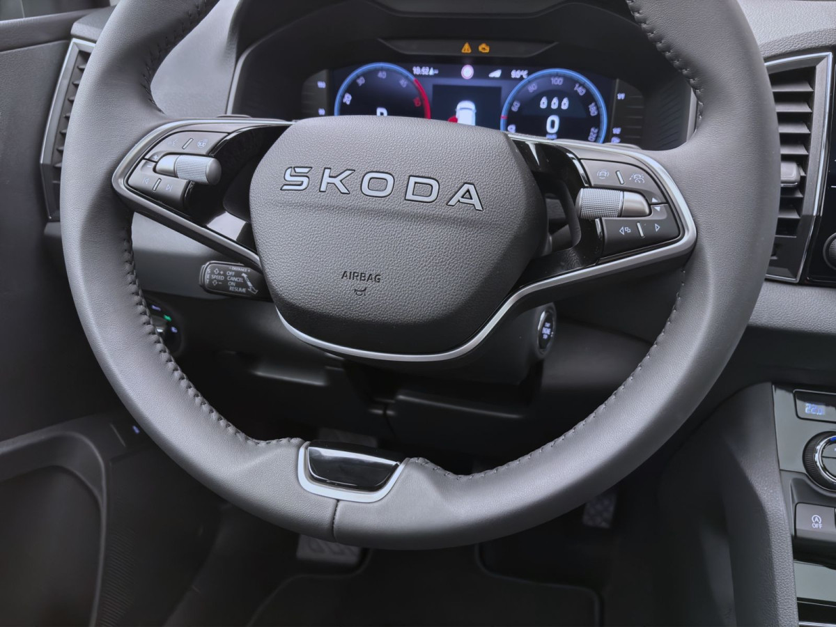 Thumb 11: Škoda KAROQ TOUR AHK PANO STANDH NAV KAM pACC ASSISTENZ+