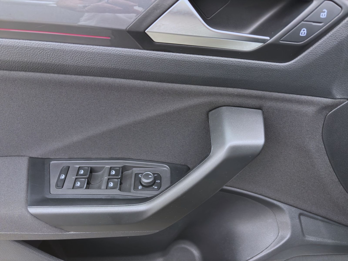 Thumb 9: Volkswagen T-Roc 1.5 TSI SPORT AHK PDC LED SITZHZG