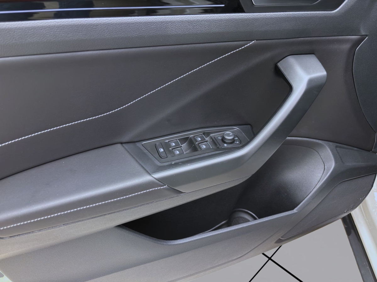 Thumb 9: Volkswagen T-Roc 1.0 TSI R-LINE PDC LED SITZHZG ACC