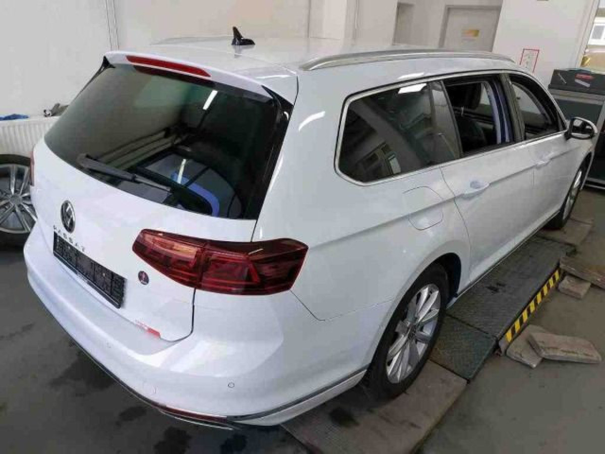 Thumb 1: Volkswagen Passat Variant 2.0 TDI DSG ELEGANCE STDHZG AHK NAVI IQ.LIGHT