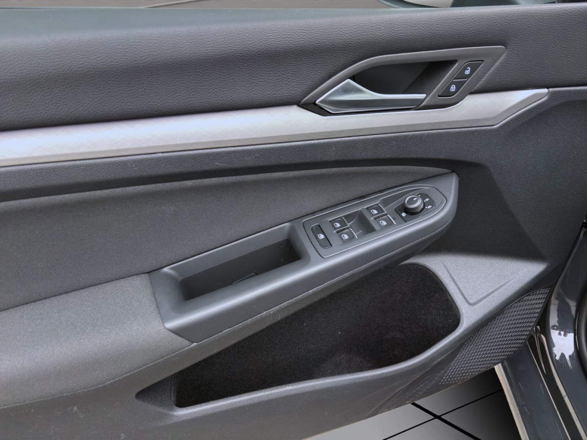 Thumb 9: Volkswagen Golf 2.0 TDI LIFE NAVI PDC SITZHZG KLIMA LED