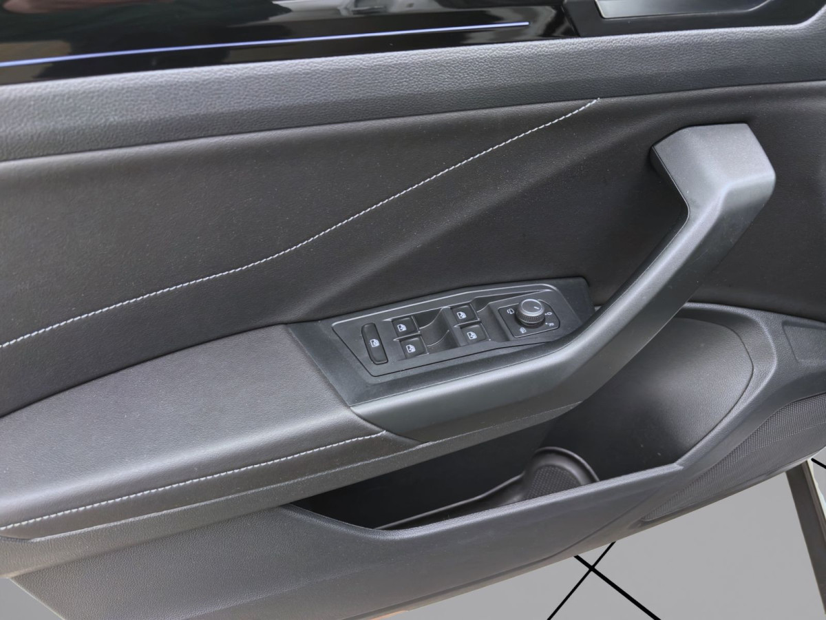 Thumb 9: Volkswagen T-Roc 1.0 TSI R-LINE NAVI ACC LED SHZG
