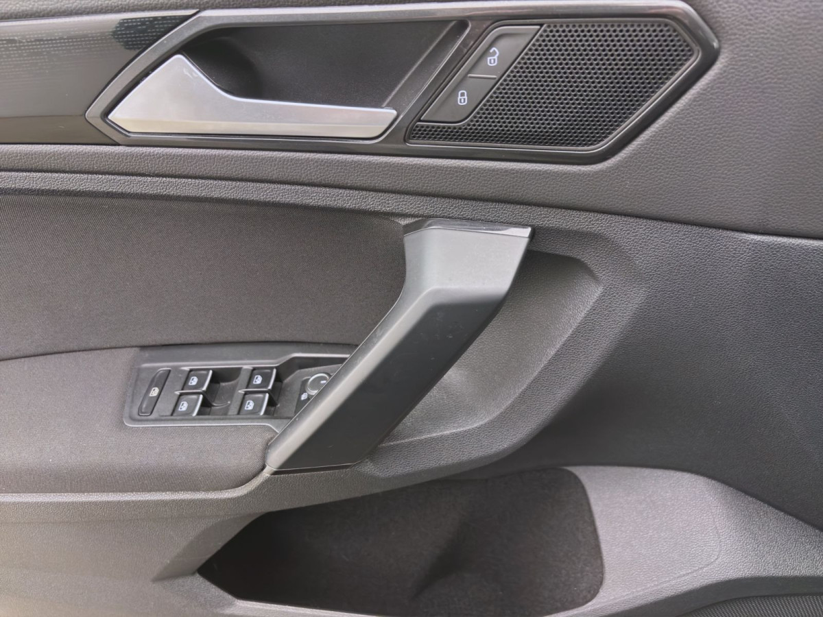 Thumb 9: Volkswagen Tiguan 1.4 TSI DSG COMFORTLINE NAVI PDC ACC SITZHZG