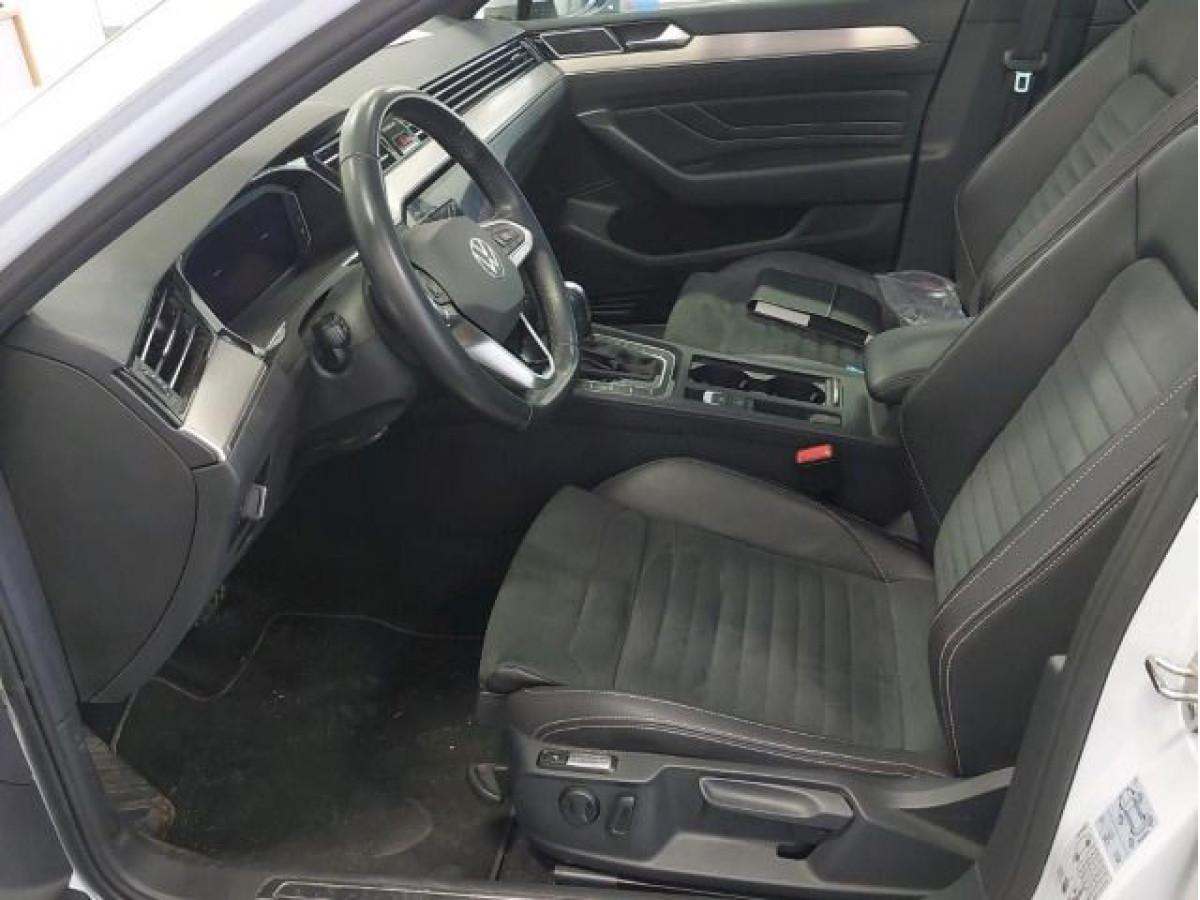 Thumb 2: Volkswagen Passat Variant 2.0 TDI DSG ELEGANCE STDHZG PANO AHK NAVI