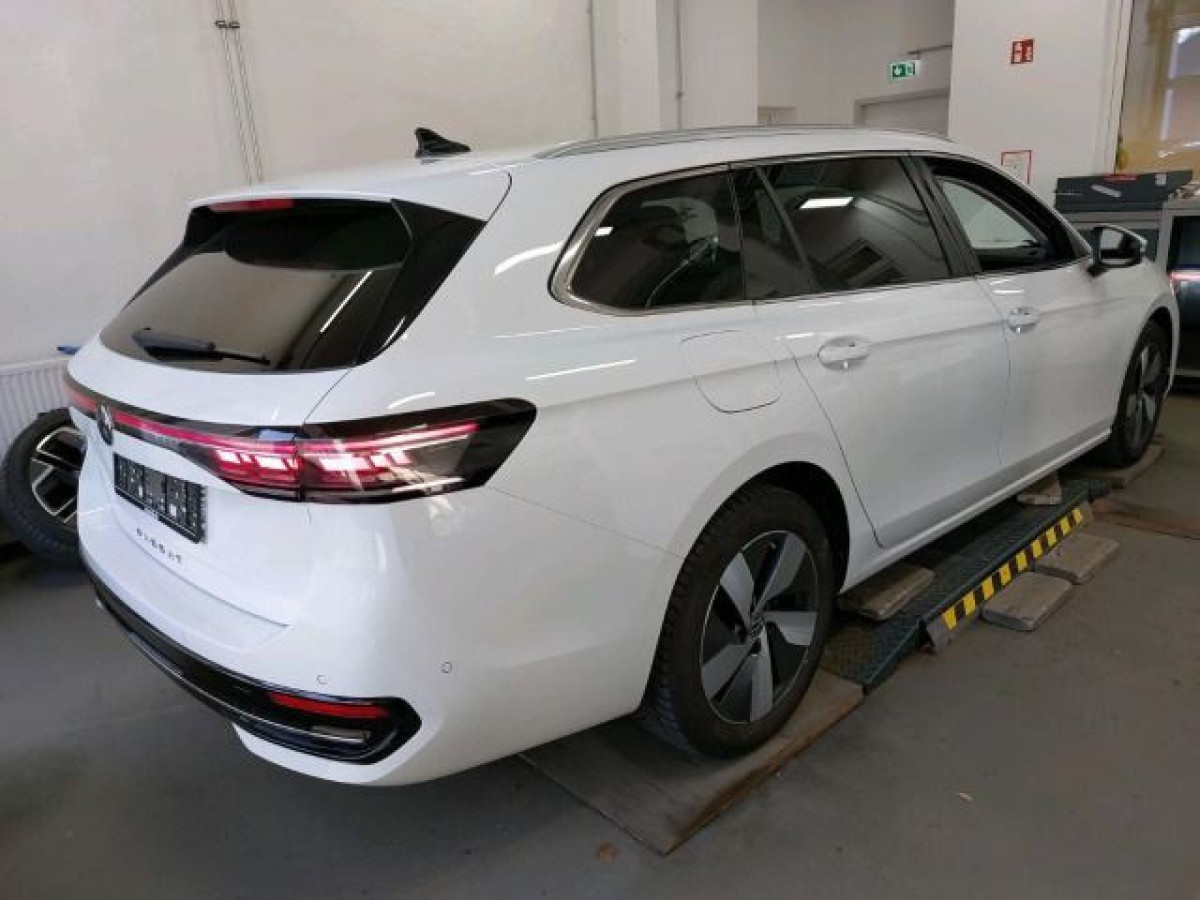 Thumb 1: Volkswagen Passat Variant 2.0 TDI DSG ELEGANCE PANO AHK NAVI IQ.LIGHT