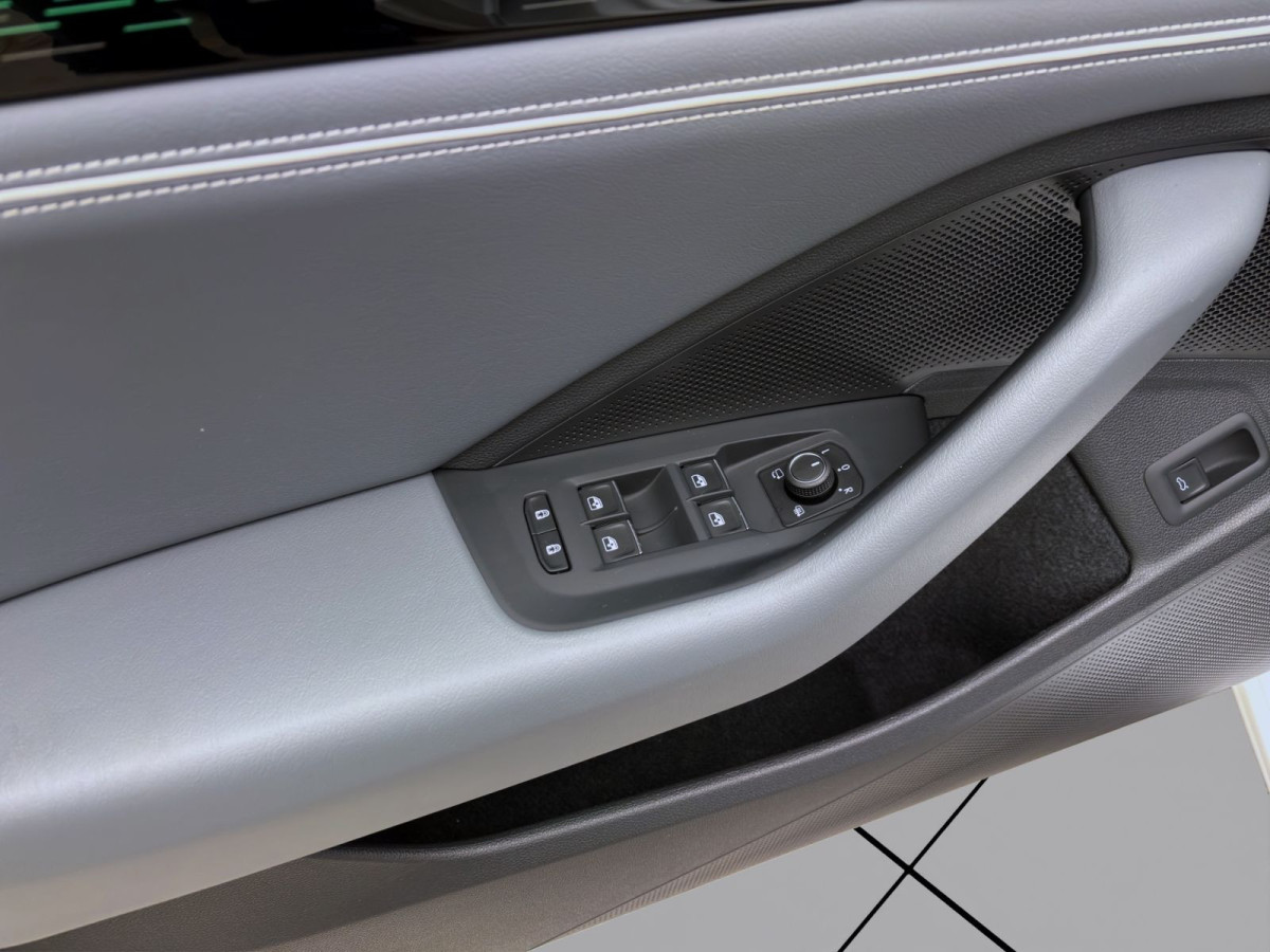 Thumb 9: Volkswagen Passat Variant 2.0 TDI DSG ELEGANCE PANO AHK NAVI IQ.LIGHT