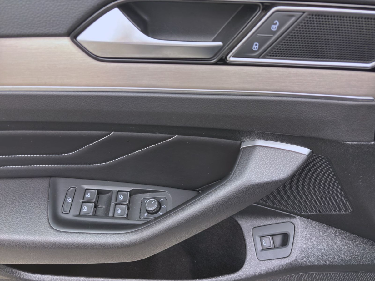 Thumb 9: Volkswagen Passat Variant 2.0 TDI DSG ELEGANCE NAVI IQ.LIGHT ACC SITZHZG
