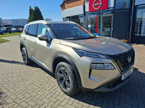 Automodell: X-Trail in der Farbe silber