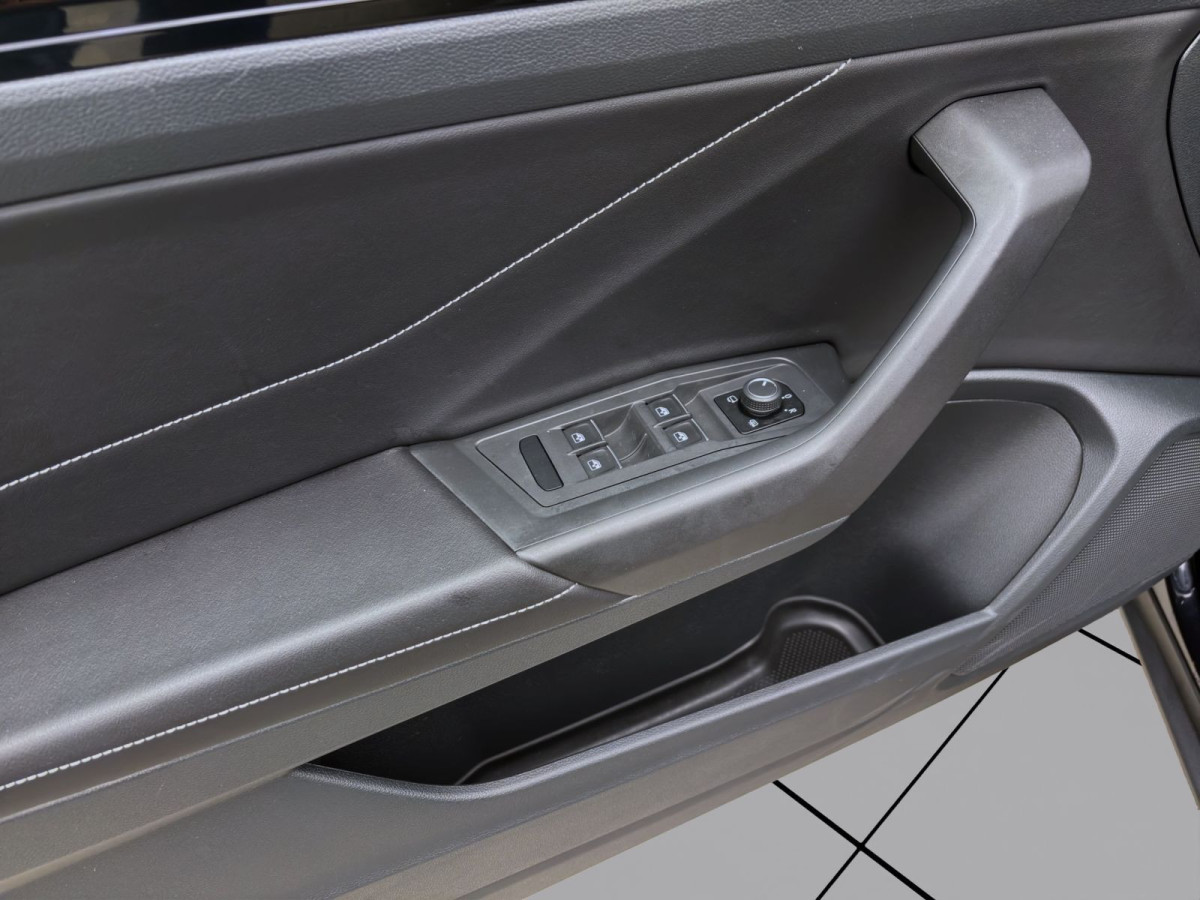 Thumb 10: Volkswagen T-Roc Cabriolet 1.5 TSI DSG R-LINE NAVI KLIMA LM18 KEYLESS