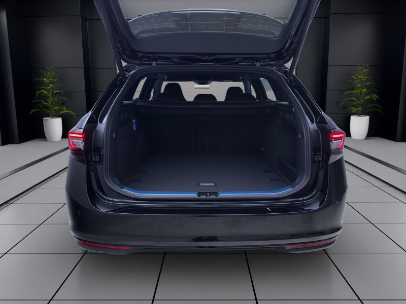 Bild 3: Škoda SUPERB COMBI SPORTLINE DSG NAV KAM pACC DCC 19" MATRIX