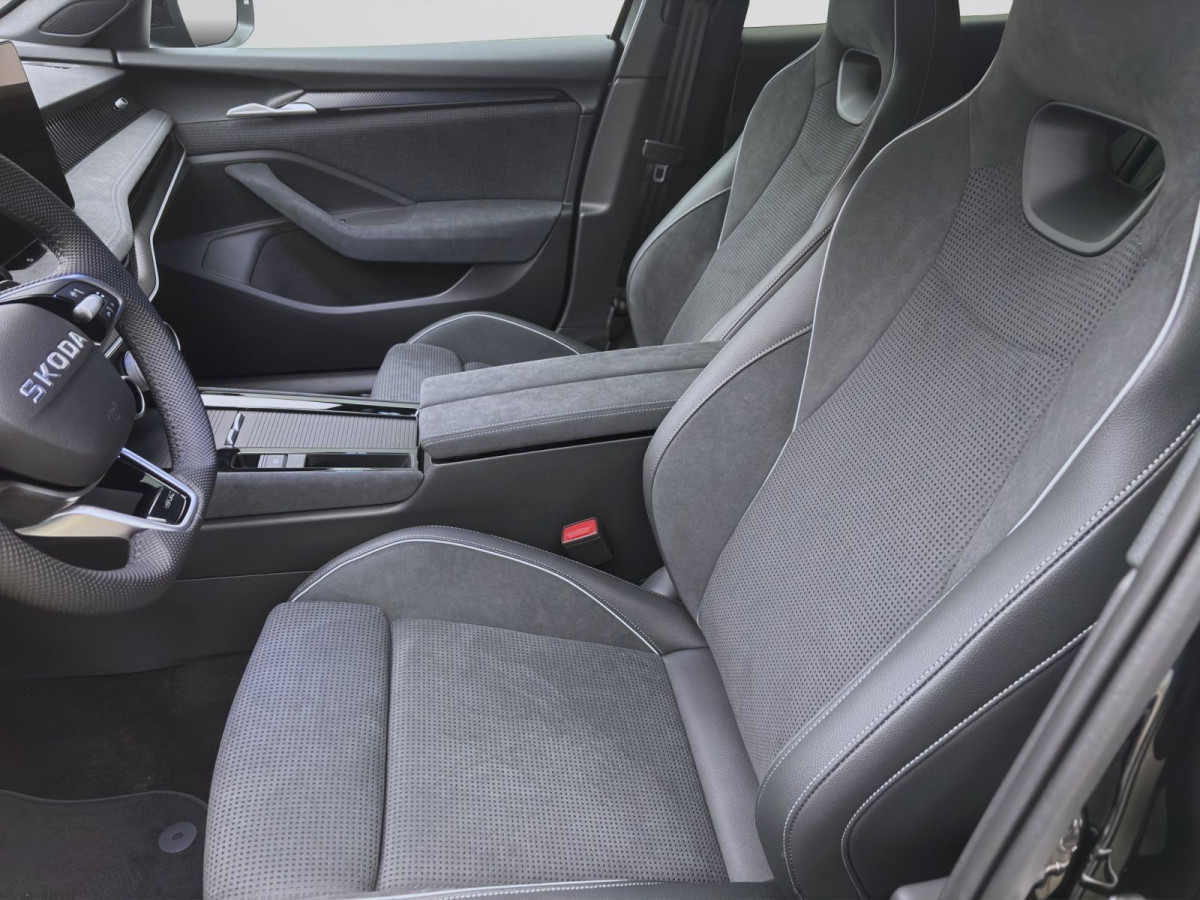 Thumb 8: Škoda SUPERB COMBI SPORTLINE DSG NAV KAM pACC DCC 19" MATRIX