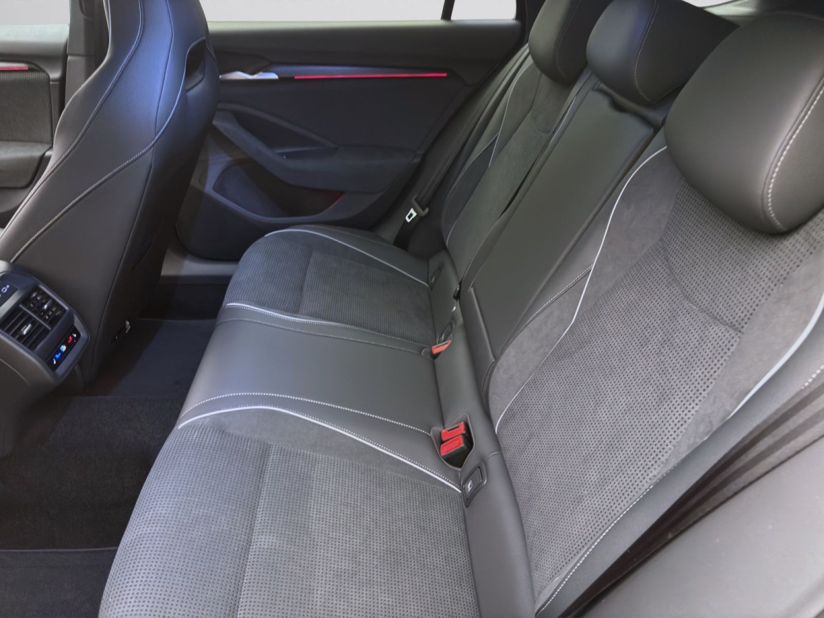 Thumb 14: Škoda SUPERB COMBI SPORTLINE DSG NAV KAM pACC DCC 19" MATRIX