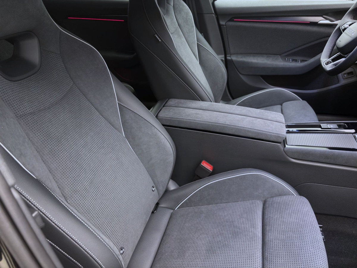 Thumb 15: Škoda SUPERB COMBI SPORTLINE DSG NAV KAM pACC DCC 19" MATRIX