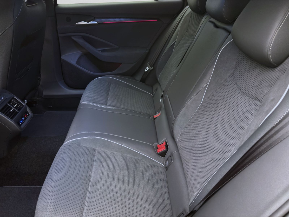 Thumb 14: Škoda SUPERB COMBI SPORTLINE 4X4 NAV KAM pACC DCC+ 19" MATRIX SIDE-ASSIST