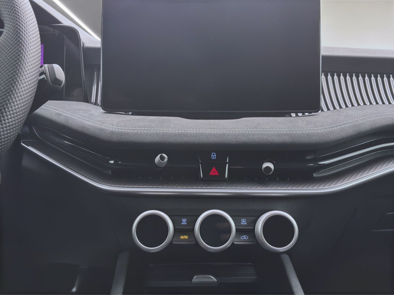 Bild 13: Škoda SUPERB COMBI iV SPORTLINE NAV KAM DCC 19" MATRIX SPURWECHSEL